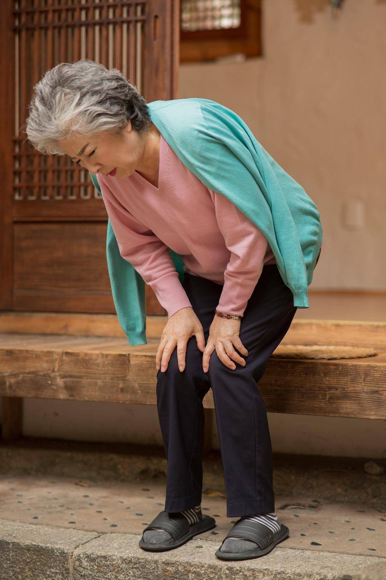 为什么老人更容易驼背?