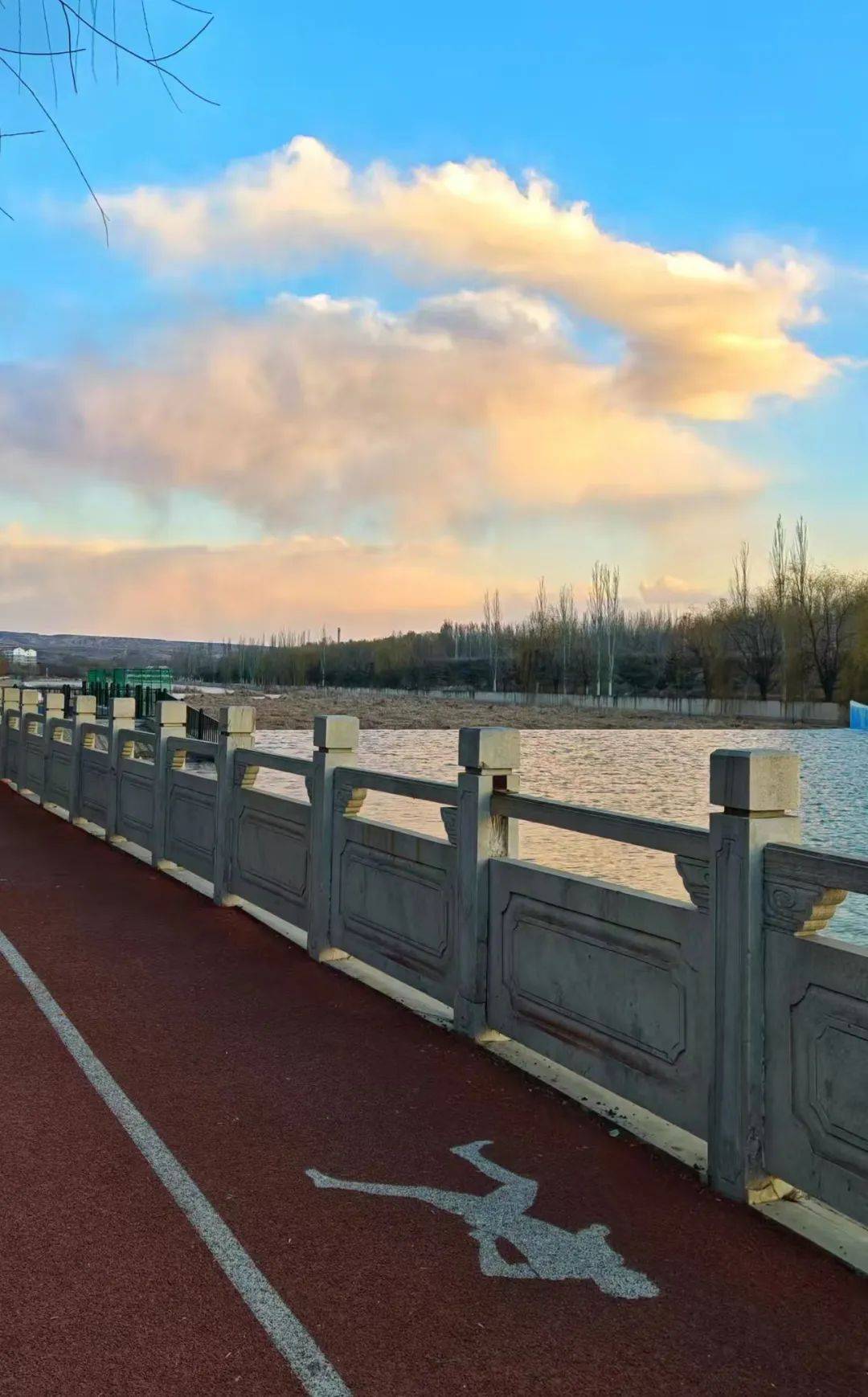 寿阳县滨河公园的落日美景,不仅是大自然的馈赠,更是城市中不可多得的