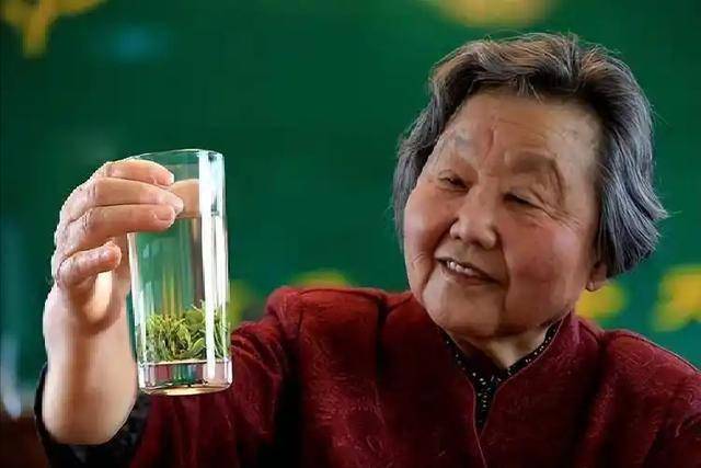 揭秘：长期喝绿茶，老人身体会迎来哪些惊喜转变？ 绿茶助力，老人健康三个月大蜕变！