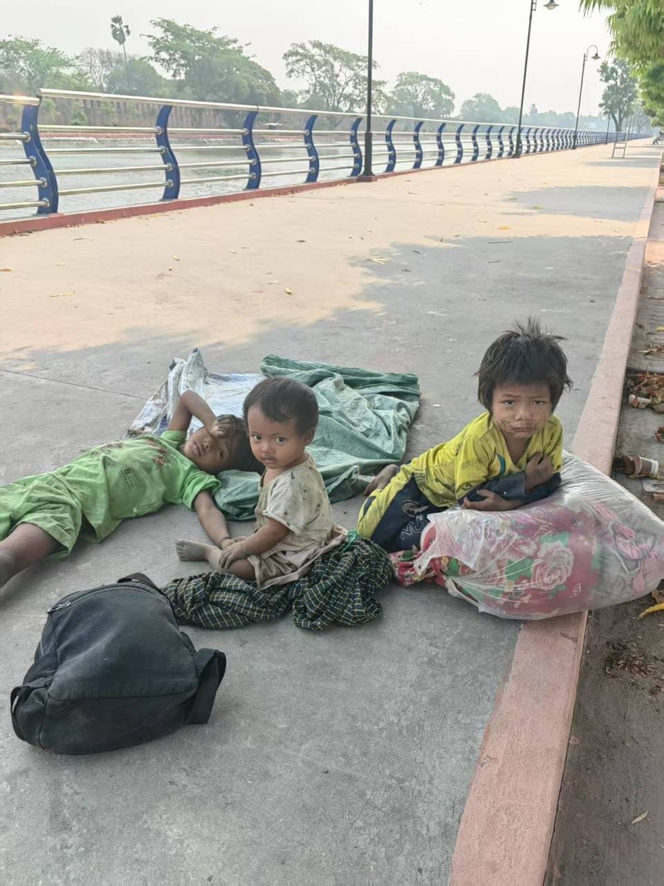 曼德勒街头心酸一幕:3名幼童和妈妈流落街头乞讨,记者忍不住落泪