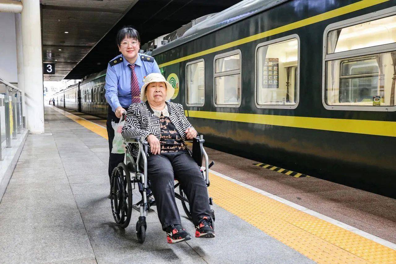 攒积分、优先下铺……铁路为爸妈出行保驾护航