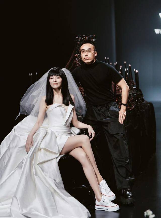 54岁王琳穿婚纱惊艳上海时装周!一出场美到不敢认,简直逆生长