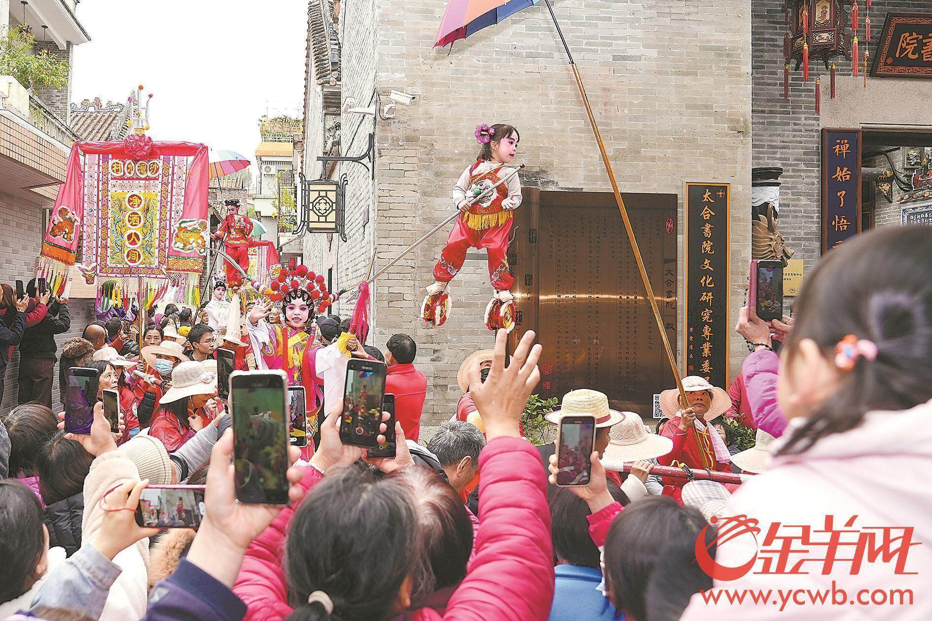 沙湾飘色巡游来了 非遗"活态"演绎岭南风情