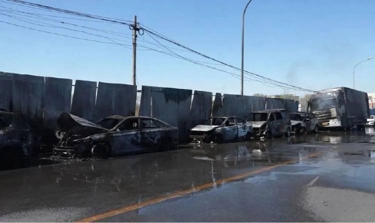 多地现祭扫危险行为:上海一女子烧纸钱,把邻居保时捷烧了 多地现祭扫危险行为:上海一女子烧纸钱,把邻居保时捷烧了