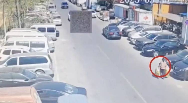 多地现祭扫危险行为:上海一女子烧纸钱,把邻居保时捷烧了 多地现祭扫危险行为:上海一女子烧纸钱,把邻居保时捷烧了