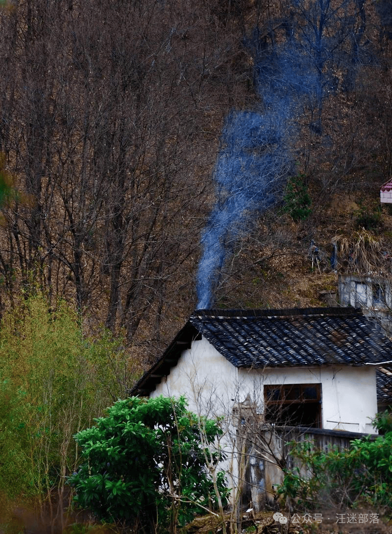 当一户人家土坯墙的茅草房建好的时候,总会请个泥瓦匠,砖头和着河泥
