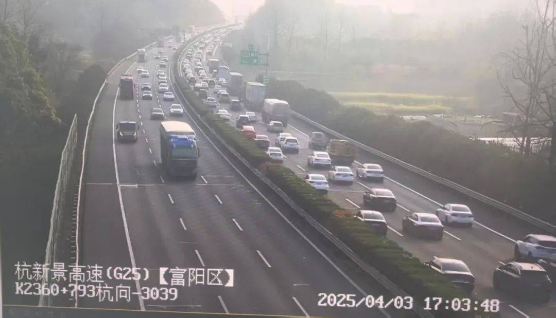 这是刚刚的杭州东站！出城大军出动，近40趟车次晚点！紧急回应