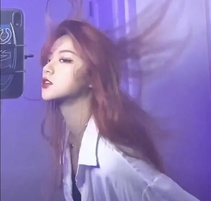 千万粉丝网红“刀小刀”回应被带走调查：与男友合作33天被索赔1700万