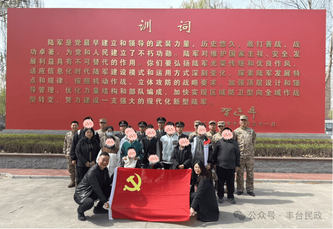 带领10余名儿童走进陆军装甲兵学院营区,近距离感受国防力量,传承红色