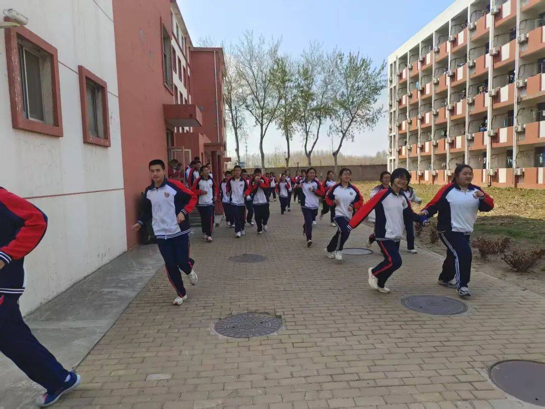 广饶一中开展宿舍消防应急疏散演练