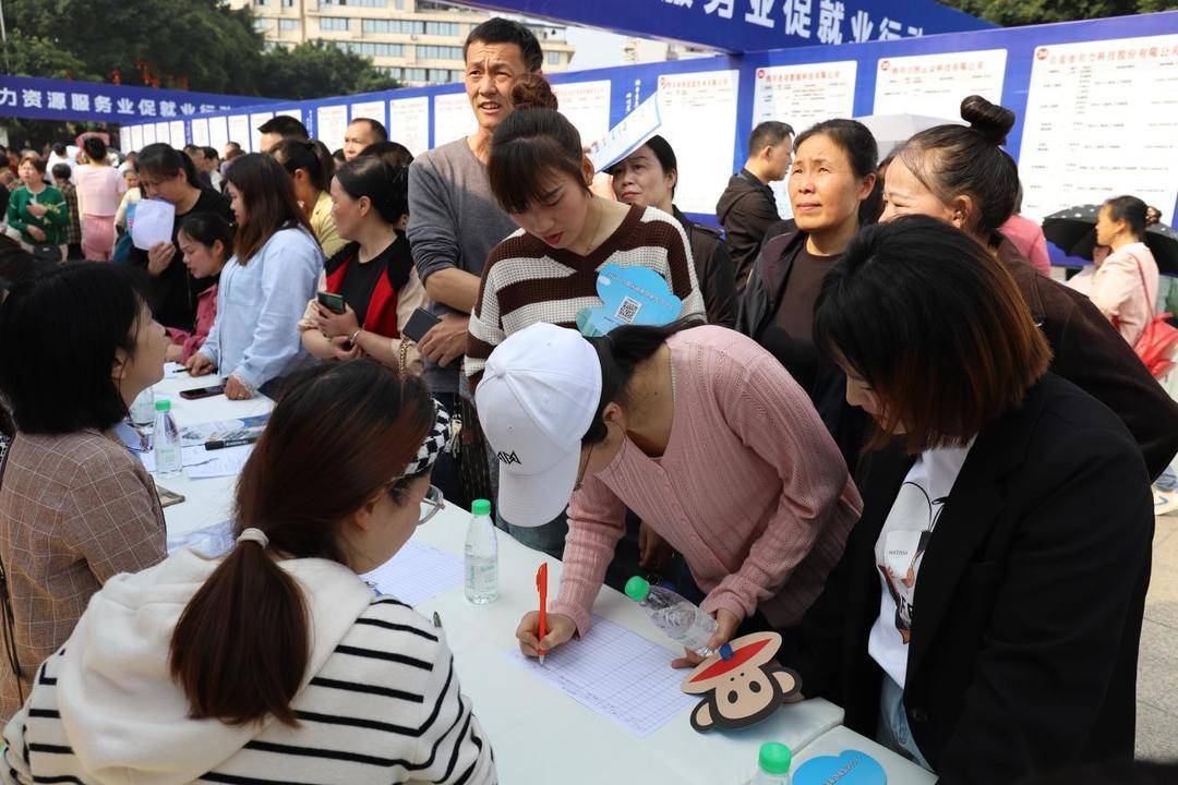 成都自贡两地88家企业走进沿滩 招聘岗位2300个 1700余名求职者入场