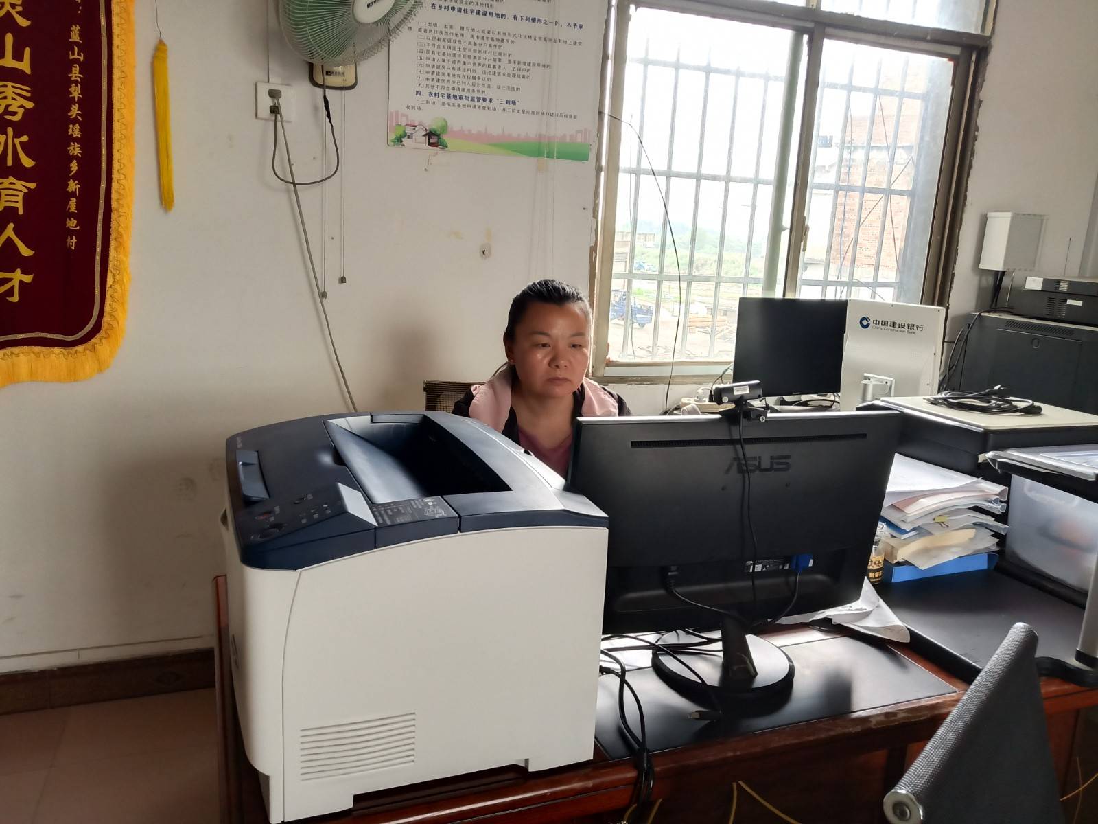 蓝山犁头瑶族乡新屋地村驻村工作队爱心捐赠 助力乡村办公"提档升级"