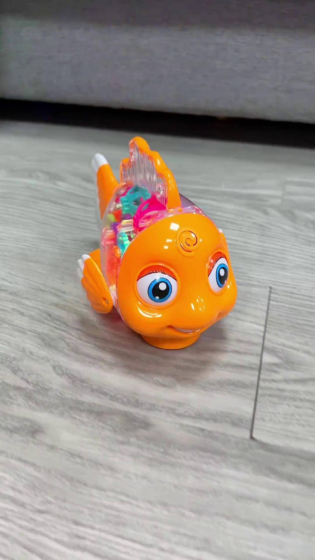 小鱼儿好好玩哇,还能加速行走,可把小孩子逗乐了,一早上跟在鱼尾巴