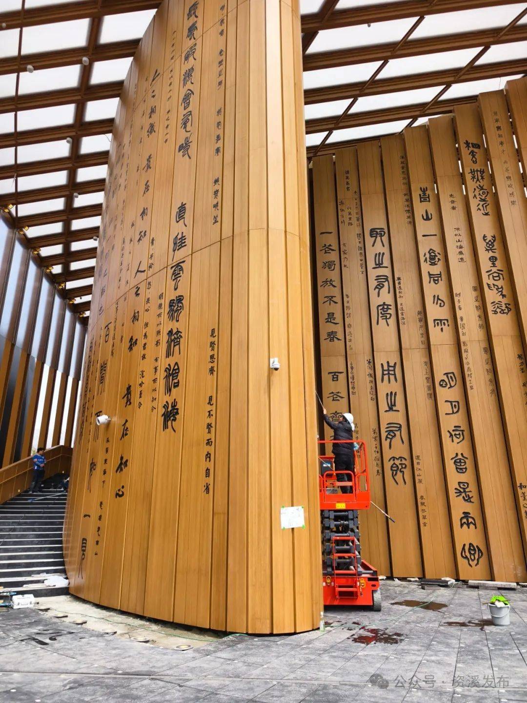 中国馆双曲面屋顶造型精巧,外立面竹简肌理温润华美,用金,篆,隶