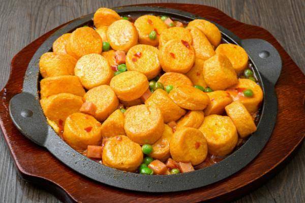 日本豆腐,又称玉子豆腐,是一种以鸡蛋为主要原料制成的食品