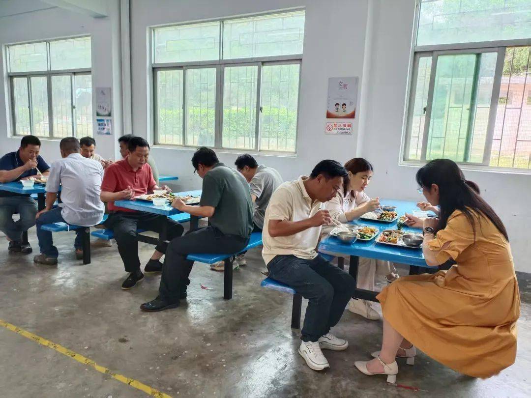 惠来这所学校,邀请家长参观学校食堂