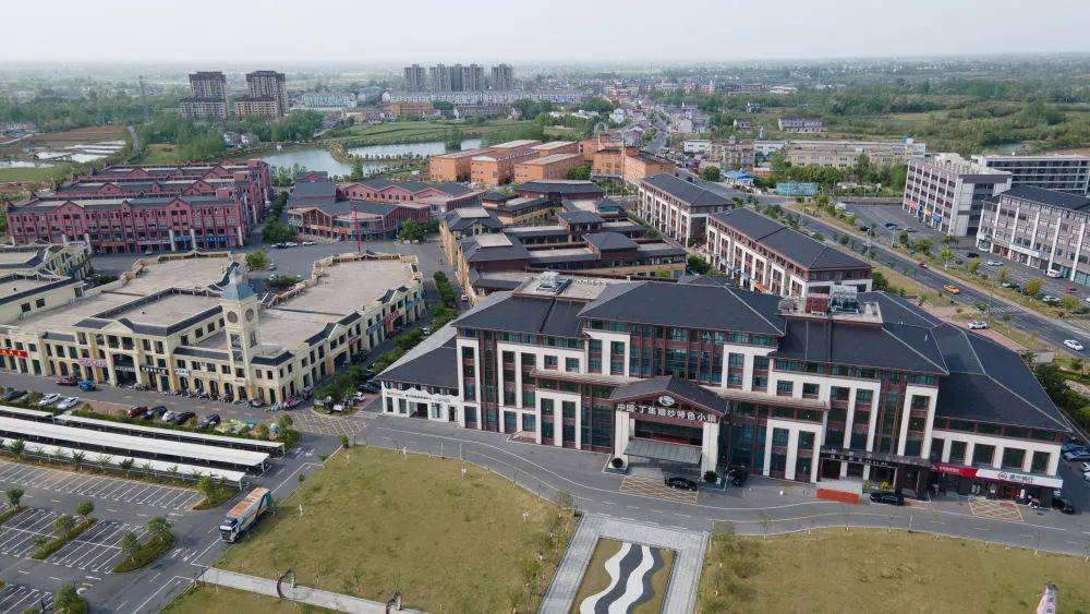新华社中英文报道聚焦丁集婚纱产业(图2)
