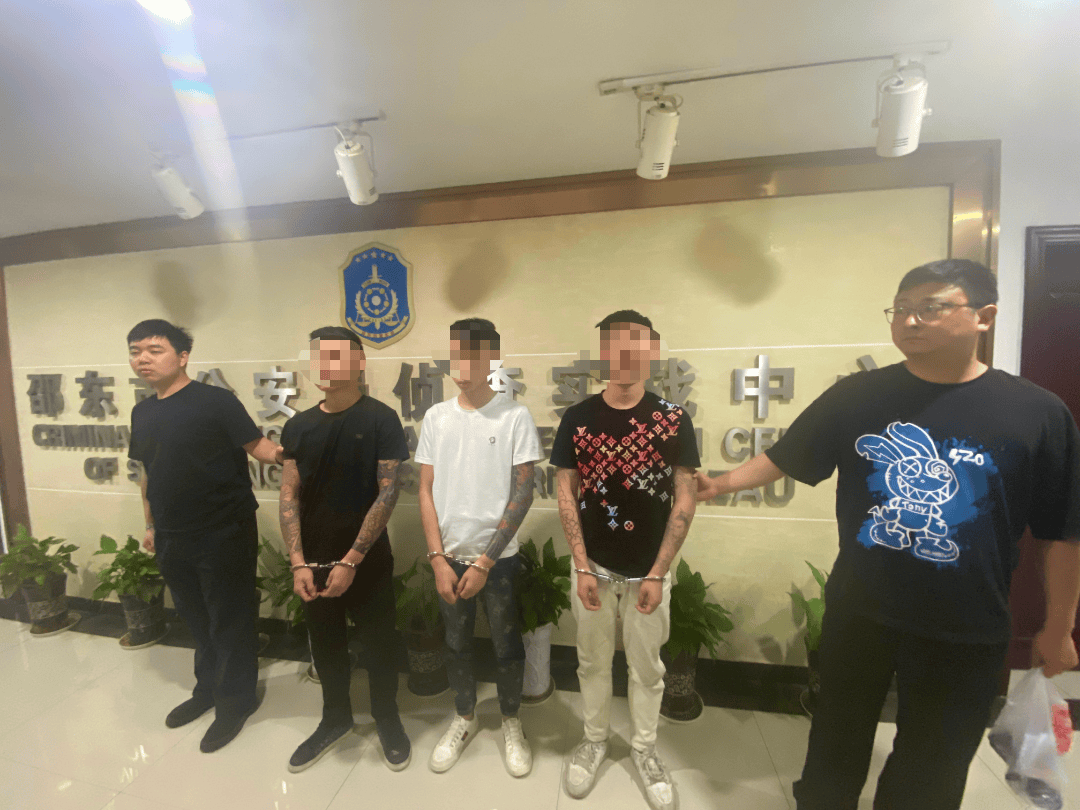 慈利县:三名犯罪嫌疑人半夜暴力破开商铺玻璃门行窃,另三名犯罪嫌疑人