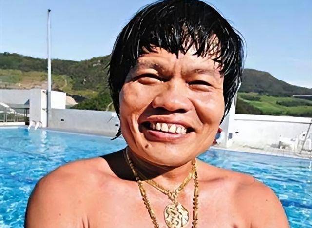 香港最丑男人大变身71岁八两金变潮叔新造型撞脸PG电子注册罗莽引热议(图7)