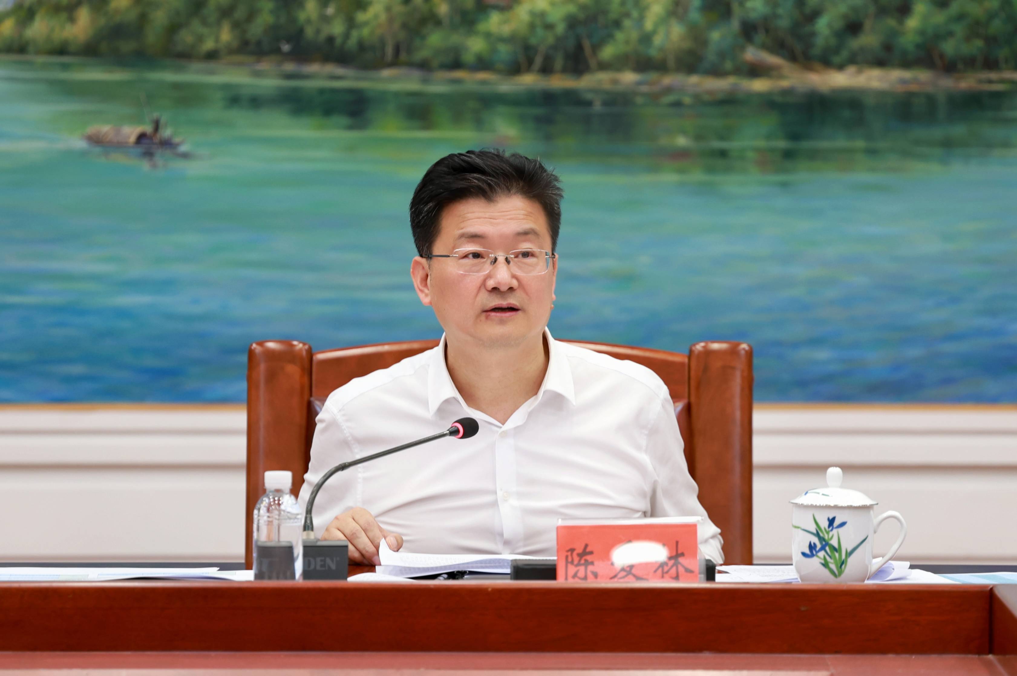 陈爱林在全市一季度经济形势分析会议上强调 全力攻坚二季度 奋力实现