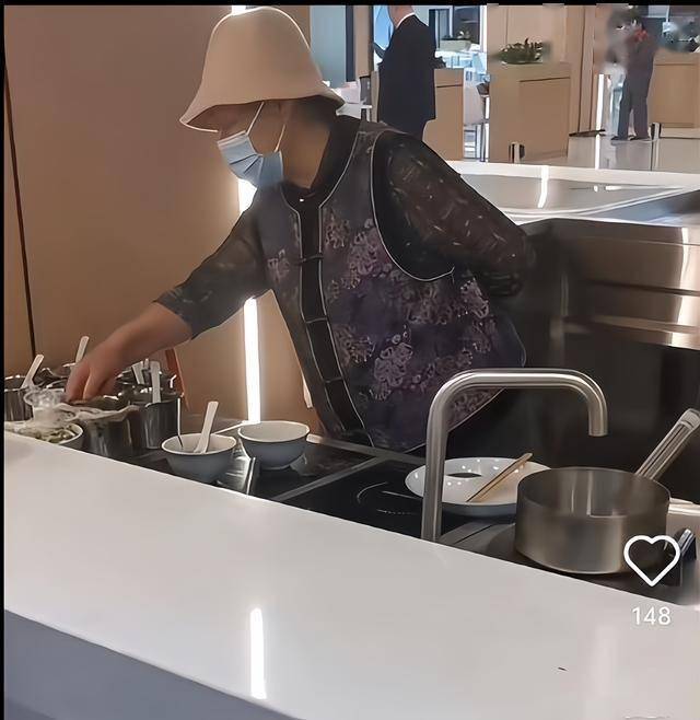 刘强东75岁母亲现身京东煮水饺 戴口罩身形佝偻 穿着富态