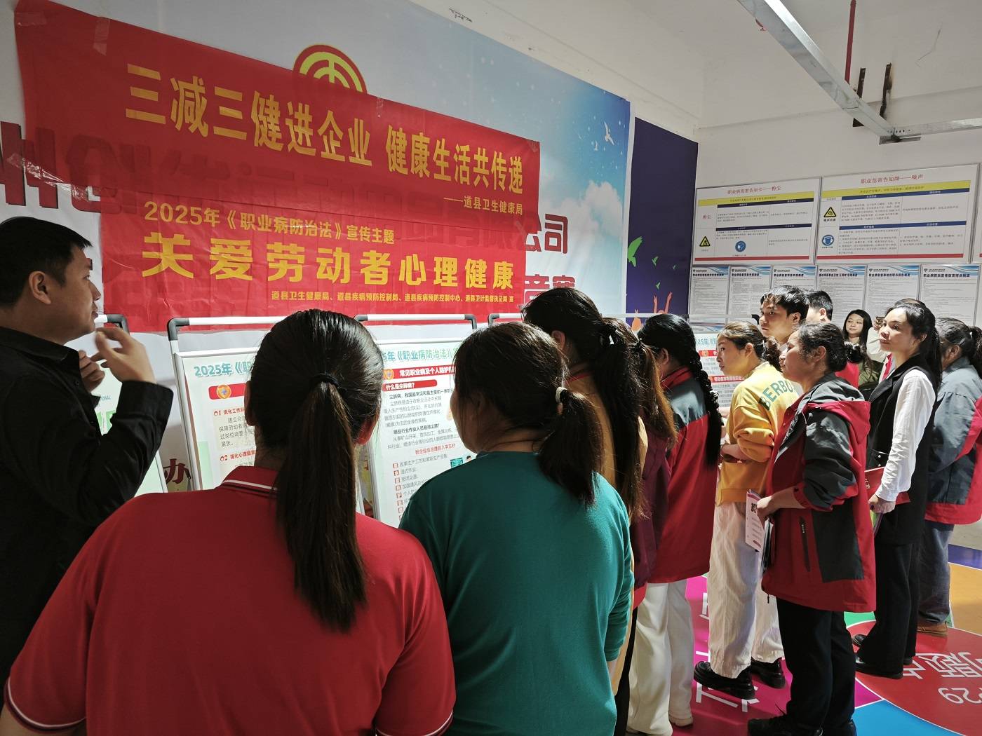活动现场,专题讲座成为知识传播的主阵地