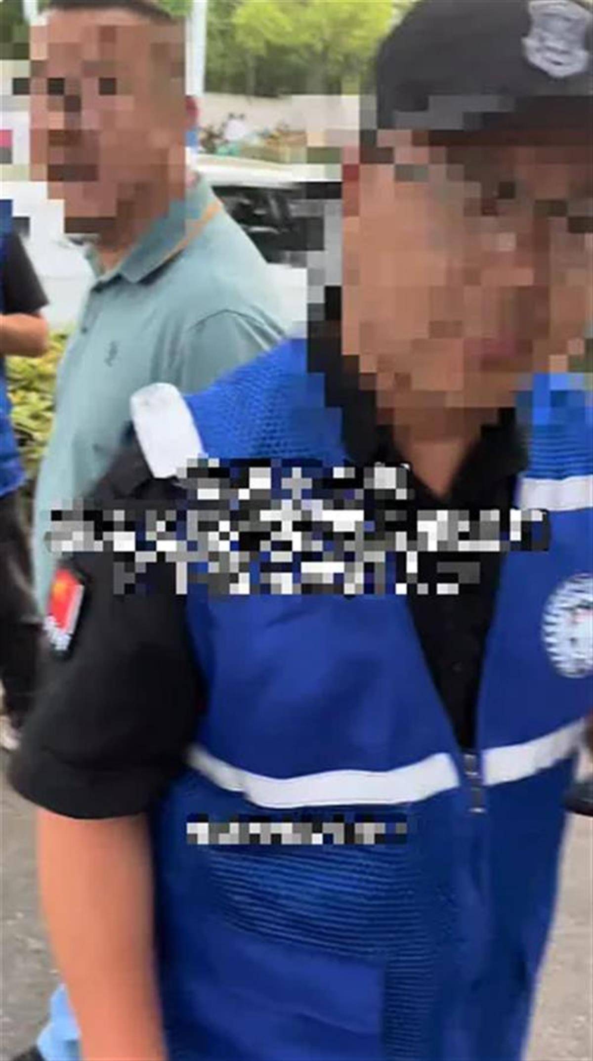 欧博体育入口合肥商贩摆摊遭四个垃圾桶围堵工作方式简单粗暴让人寒心(图2)