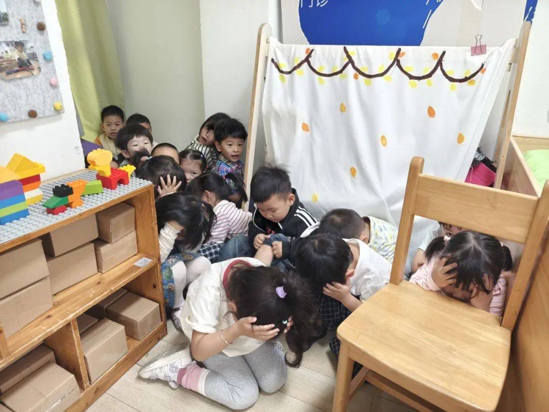 防暴演练筑防线,守护校园安全育幼苗