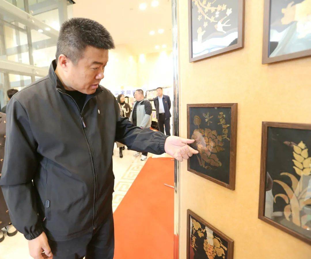 画展期间,乌兰浩特市政府副市长王国安,兴安盟教育局党组成员,总督学
