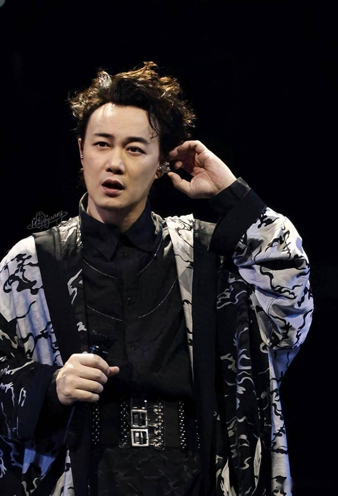 陈奕迅女儿长大了!20 岁身高超爸,侧脸像爸神情像妈?