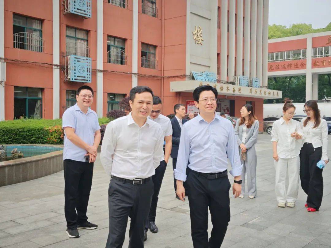 在党政办主任张定强的引导下,贵溪四中同仁一行循着"一景一课程,一室