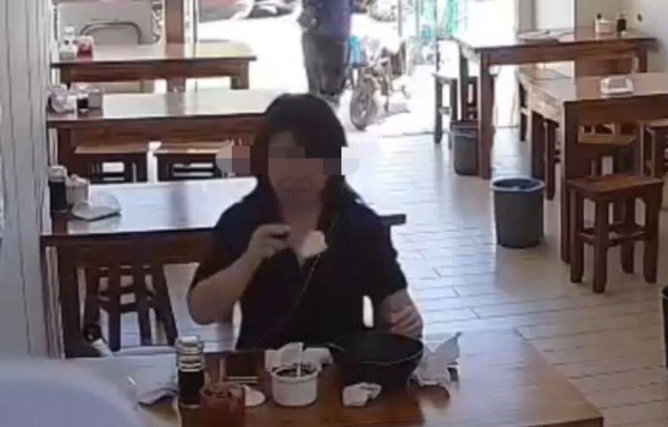 女子用餐后将擦鼻涕纸扔进辣椒油罐里，当地回应：已关注此事，暂未找到该女子