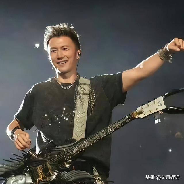 89岁谢贤街头坐轮椅晒太阳，风流一世终落幕，如今断崖式衰老