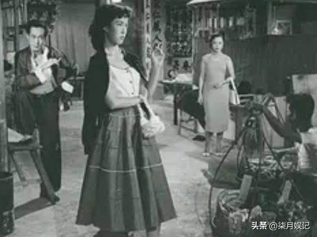 89岁谢贤街头坐轮椅晒太阳，风流一世终落幕，如今断崖式衰老
