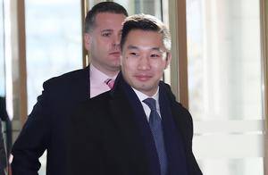就地免职!中国全面反制后,特朗普恼羞成怒,白宫华裔顾问被处理_美国_黄之瀚_关税
