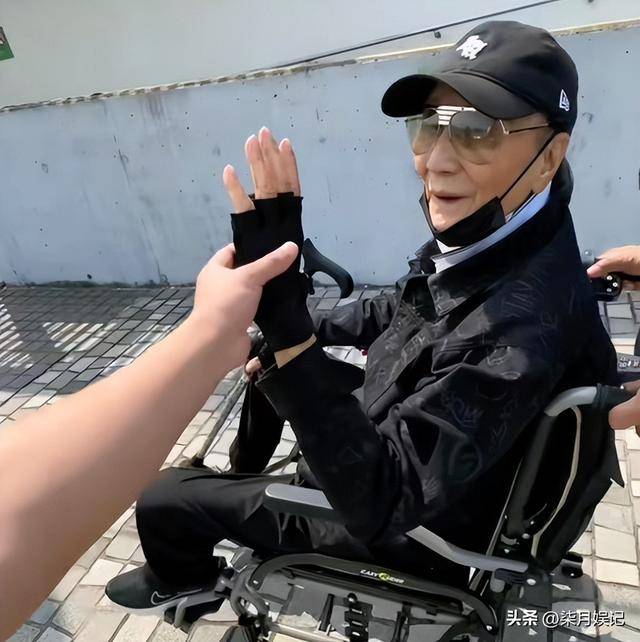 89岁谢贤街头坐轮椅晒太阳，风流一世终落幕，如今断崖式衰老