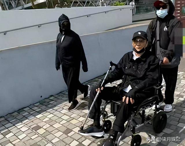 89岁谢贤街头坐轮椅晒太阳，风流一世终落幕，如今断崖式衰老