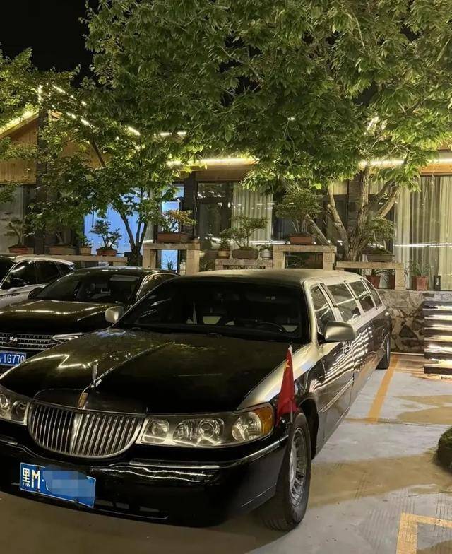 男子开9米加长林肯进“皖南川藏线”，致拥堵数小时！网友：没事找事