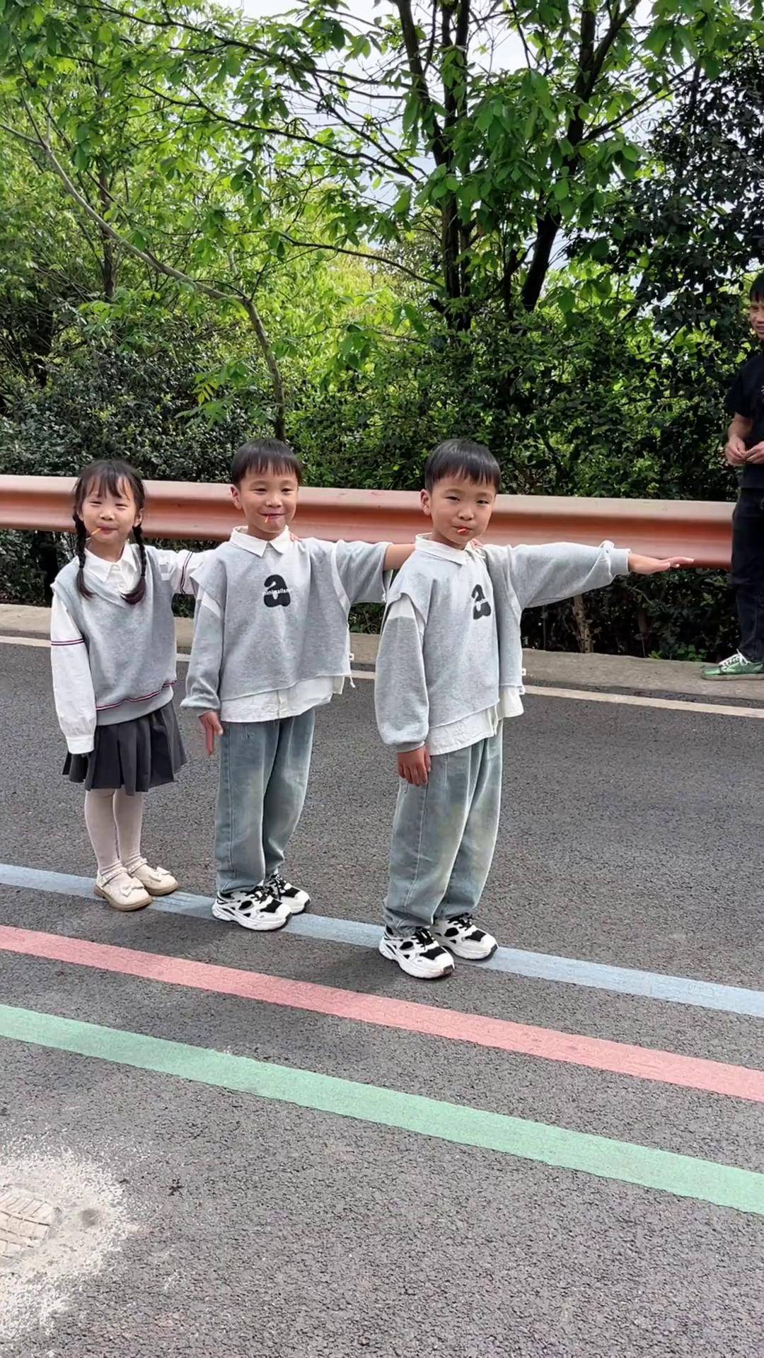 家有龙凤三胞胎是怎样的体验?龙凤三胞胎显眼包xfold3不断电挑战 vivo