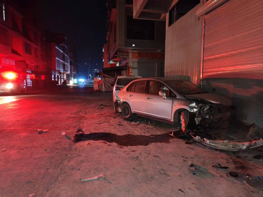 钦州一男子驾车撞坏路边车辆后逃逸?结果:行政拘留5日