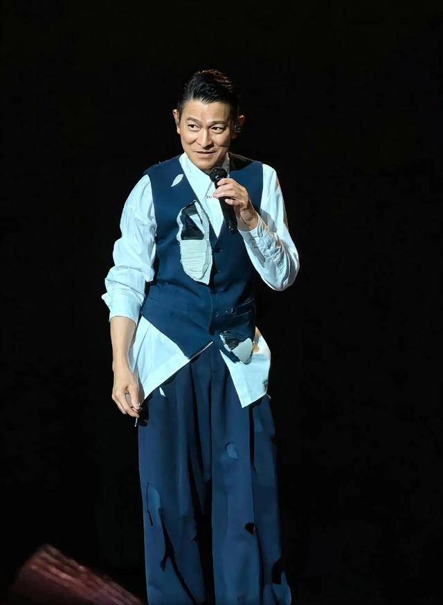 78岁路走不利索，还开演唱会！无儿女的她拼命赚钱，留给谁花?