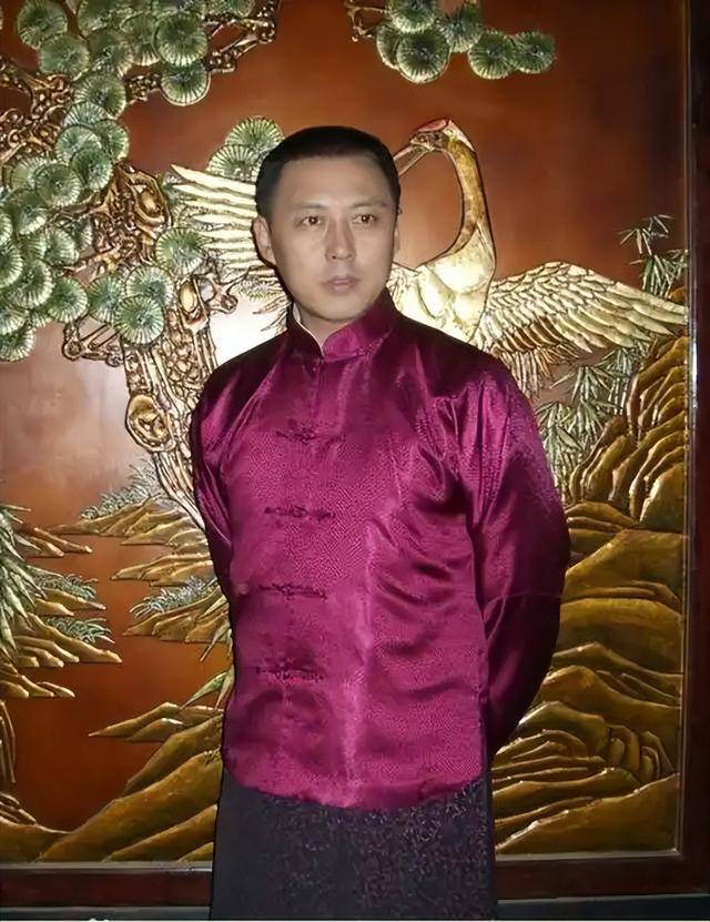 "琏二爷" 高宏亮现状:住上海豪宅,62岁仍帅气,闲时照顾外孙女