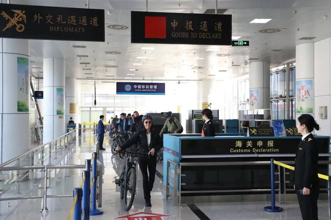 展凤凰联盟app播56 巾帼岗位风采：厦门邮轮港海关旅检现场(图8)