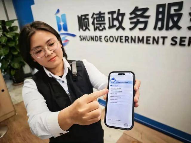 人民日报评论：公务员用人工智能写材料，该不该打板子？