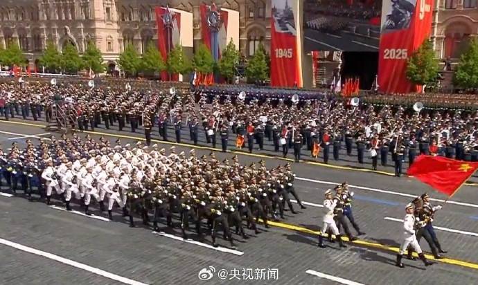 习近平向中国人民解放军仪仗队致意