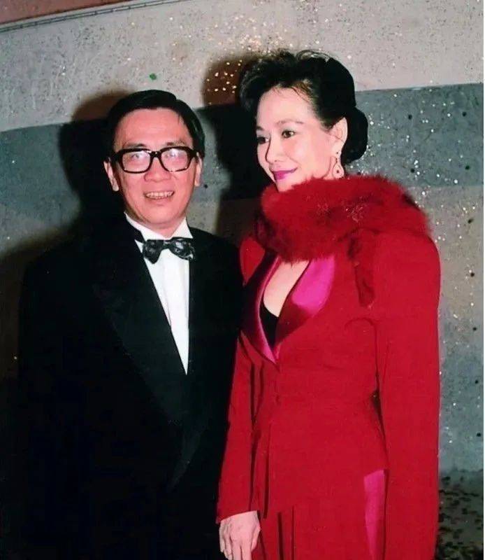 黄霑与华娃的婚姻始于1967年,两人是青梅竹马,华娃当时只有13岁,而