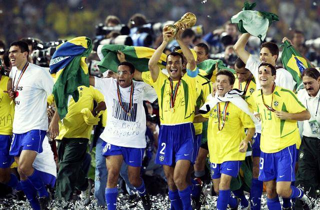 2002年世界杯：五星巴西的辉煌之路与国足的首次亮相