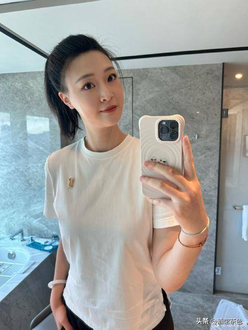 惠若琪晒全家福,妈妈满头白发,爸爸看着好年轻,女儿长得超像她