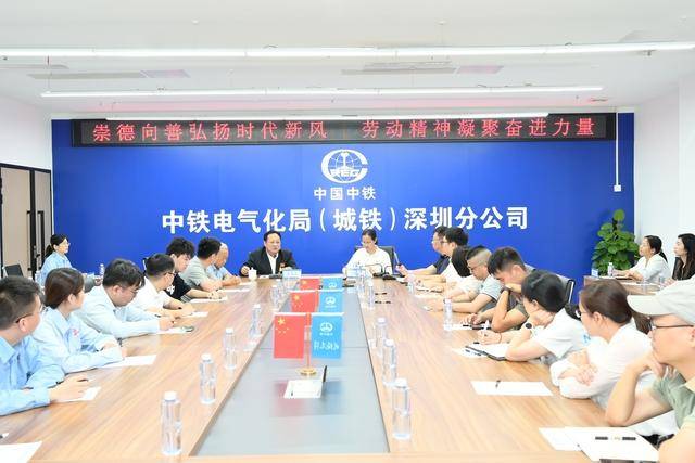 模特工人去建筑工地传教