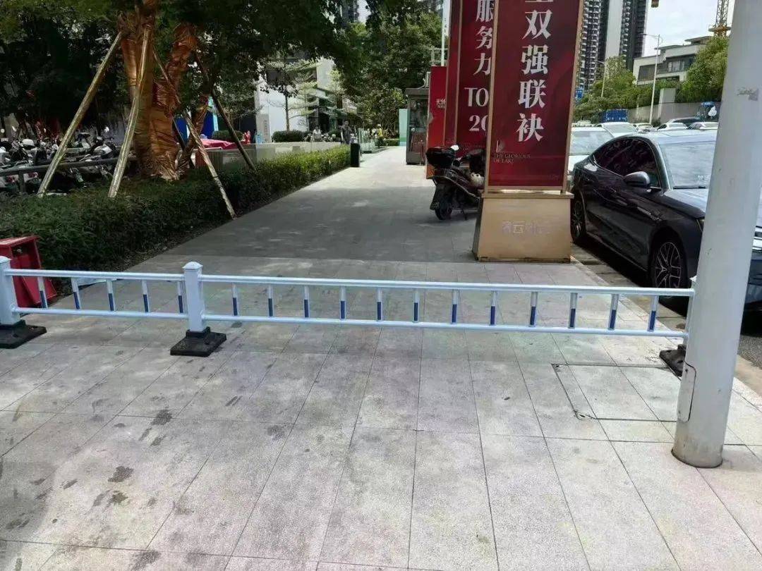 南宁一小区门口的人行道上安装了约50厘米高的栏杆,引大量业主不满!